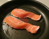 フライパンで簡単！ふっくら秋鮭の塩焼き♡作り方2写真