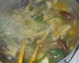 鶏肉ともやしワカメピーマンの味噌スープ作り方6写真