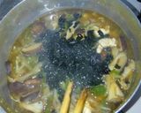 鶏肉ともやしワカメピーマンの味噌スープ作り方7写真