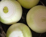 簡単なチーズ玉ねぎまるごとコンソメ煮込み作り方1写真