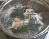 山採り4種キノコとワカメの味噌汁作り方6写真