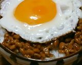 簡単❣❣納豆目玉焼き丼～(o^^o)作り方3写真