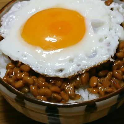 簡単❣❣納豆目玉焼き丼～(O^^O) by ﾋﾟﾛﾐ♡ 【クックパッド】 簡単