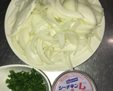 玉ねぎとシーチキンの和えるだけサラダ作り方1写真