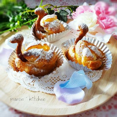 シュークリーム 月見シュー🎑 上に乗ったお餅 ザクザクのシュー生地 とろっと