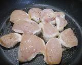 簡単！鶏むねと豆苗キノコの蒸し焼き作り方2写真