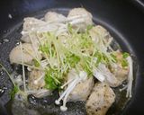 簡単！鶏むねと豆苗キノコの蒸し焼き作り方3写真