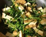 厚揚げと豆苗のガーリック炒め作り方3写真