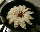 簡単！パリパリ羽根つきジューシー餃子♡作り方5写真
