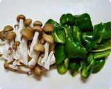 豚バラピーマンと卵のオイスターソース炒め作り方1写真