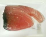 ビンチョウマグロのブロックをお刺し身に。作り方1写真