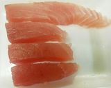 ビンチョウマグロのブロックをお刺し身に。作り方3写真