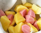 タコとカラフルポテトを炒めておうちバル作り方4写真