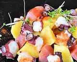 タコとカラフルポテトを炒めておうちバル作り方7写真