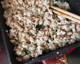 材料すべてフライパンへ〜簡単☆鶏そぼろ！作り方1写真