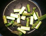鶏がらで！アスパラとミニトマトのみそ炒め作り方5写真