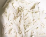 春菊と竹輪と残りモノのマヨ麺つゆサラダ作り方1写真