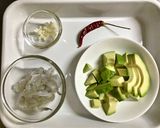エビとアボカドのペペロンチーノ作り方1写真