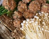 和香草の風味豊かな柔らかい鶏つくね鍋作り方3写真