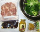 簡単薬膳料理♪栗なつめ鶏肉松の実の煮物♪作り方1写真