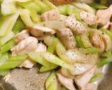 セロリ 鶏胸肉 塩炒め 塩麹 さっぱり作り方2写真