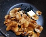開きなめこ、乾燥ワカメのバター醤油炒め作り方4写真