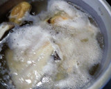 生姜の薄切りを入れて、カレイの煮つけ作り方2写真