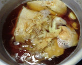 生姜の薄切りを入れて、カレイの煮つけ作り方4写真