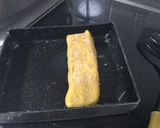 お弁当に♡カニカマ上のせ♡鮮か赤い卵焼き作り方3写真