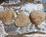 肉味噌とおかかの焼きおにぎり作り方3写真
