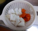 鶏団子と大根、人参の煮物作り方1写真