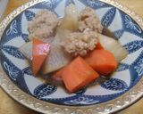 鶏団子と大根、人参の煮物作り方6写真