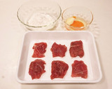 ［一口サイズ 豚コマのピカタ＊お弁当］作り方1写真