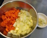 トマト缶で煮ました☆チキン＆大豆作り方1写真
