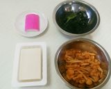 ナメコ、ワカメ、豆腐、カマボコのすまし汁作り方1写真