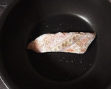 簡単★塩鮭の醤油バタームニエル作り方3写真
