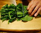 「ウィンナーとほうれん草のバター炒め」作り方1写真