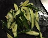超簡単！もずくとキュウリのナンプラー炒め作り方1写真