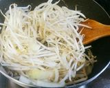 モヤシと挽肉の味噌バタースープ作り方6写真