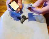 「黒ごまクリームチーズの酒盗のせ」作り方4写真