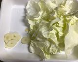 牛こまとキャベツのにんにく塩昆布炒め作り方2写真