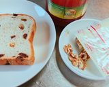 レーズンパンのくるみと蜂蜜チーズトースト作り方1写真