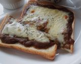少し余ったカレーで！チーズカレートースト作り方2写真