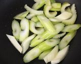 エビとアボカド、セロリの粒マスタード炒め作り方3写真