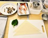 ぷりぷり海老としめじの三角△春巻き♡作り方2写真