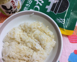 市販の刻み生姜とわかめのおにぎり。作り方1写真