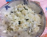 市販の刻み生姜とわかめのおにぎり。作り方3写真