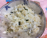 市販の刻み生姜とわかめのおにぎり。作り方3写真