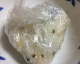 市販の刻み生姜とわかめのおにぎり。作り方4写真