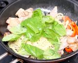 パクチー山盛りで！ガパオ風焼きそば作り方8写真